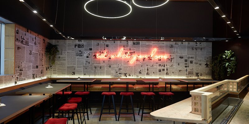 LOCATION gleich am Ausgang der S-Bahn/U-Bahn 