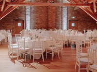 Eventtenne nördlich von München - Die Eventtenne, eingedeckt für eine Hochzeit mit Hochzeitsstuhl Chiavari und runden Tischen, www.eventtenne.de