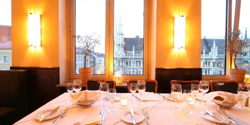 Edles Restaurant m. Blick auf Rathaus Edles Restaurant m. Blick auf Rathaus