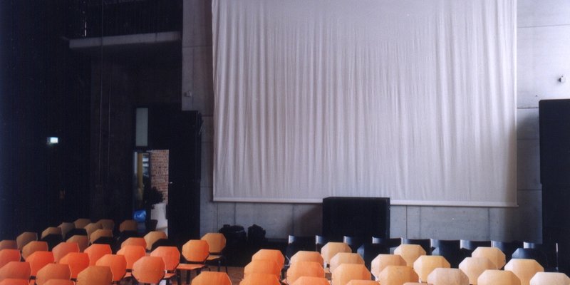 Industrie-Location mit drei Hallen und Cafe - Kleine Halle bestuhlt Industrie-Location mit drei Hallen und Cafe - Kleine Halle bestuhlt