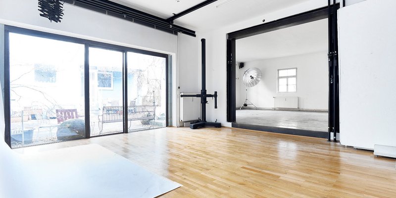 Photo studio with natural light and great garden