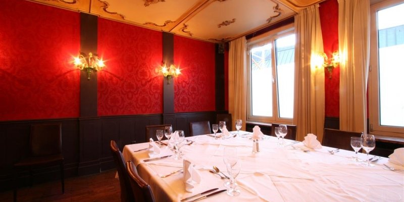 Edles Restaurant m. Blick auf Rathaus Edles Restaurant m. Blick auf Rathaus