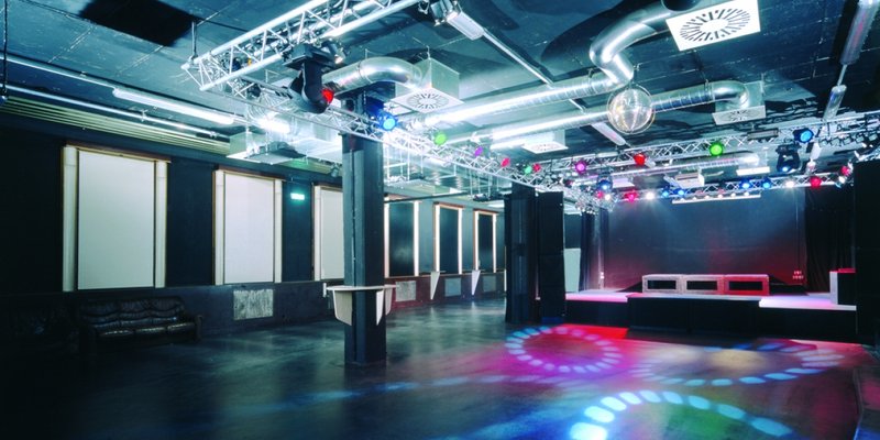 Industrie-Location mit drei Hallen und Cafe - Große Halle Industrie-Location mit drei Hallen und Cafe - Große Halle