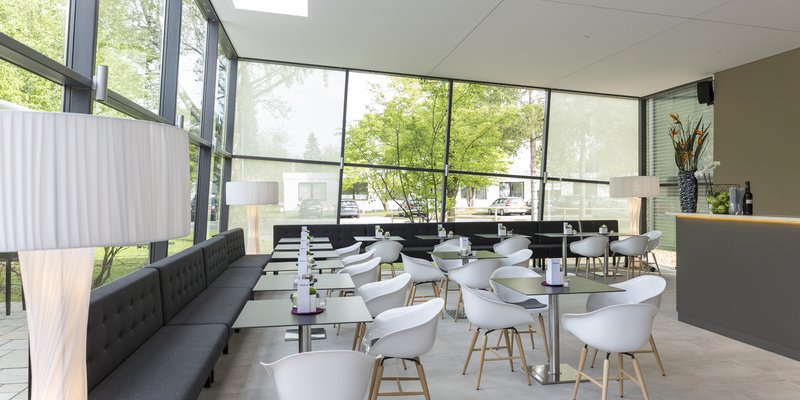 Filmkantine und Bar mit Glasfront, Grünwald