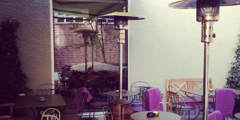 Stylische Bar mit großer Terrasse, zentral