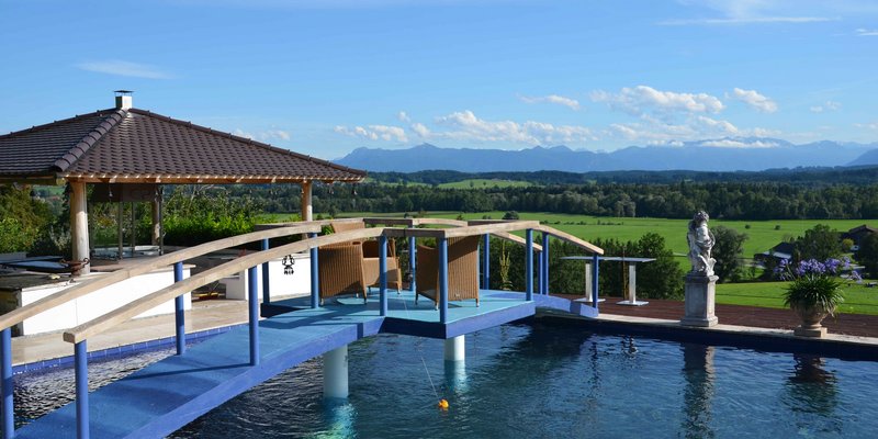 Berghof mit Pool und Blick auf die Berge - Poollandschaft