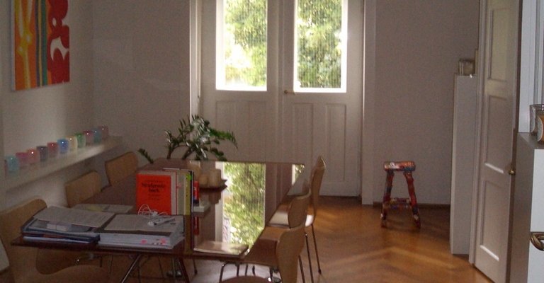 Art Nouveau building with stucco, wood flooring, 3 balk.