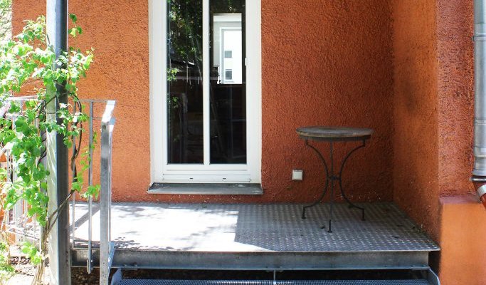 Lesecafe im Westend Münchens - Veranda zum Hof