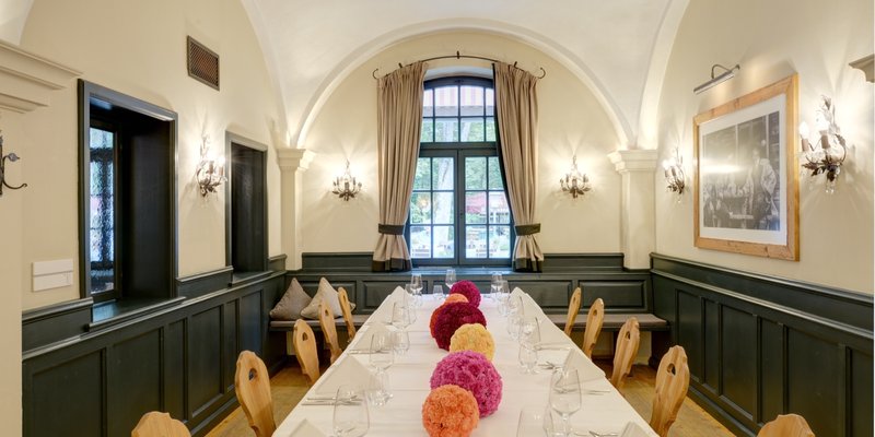 Gutshof mit Gewölbekeller, Saal und Innenhof