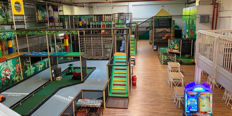Indoor playground with e-cart track