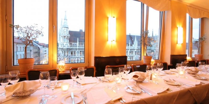 Edles Restaurant m. Blick auf Rathaus Edles Restaurant m. Blick auf Rathaus