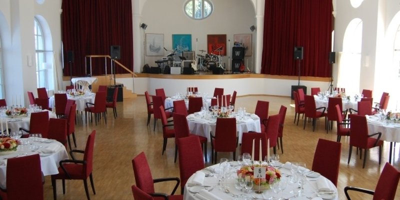 Saal mit Seeterrasse