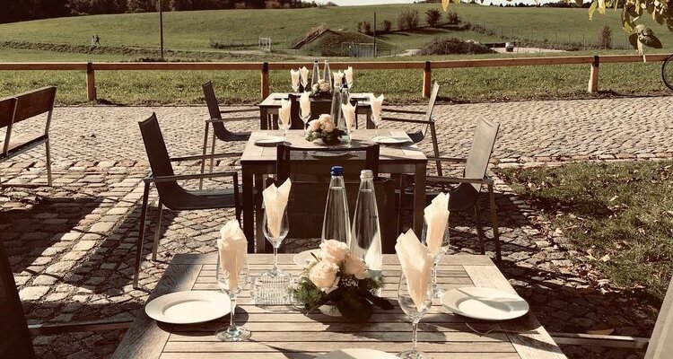 Hofgut m. Saal, Kapelle, verwunschenem Garten - Terrasse vor dem Café