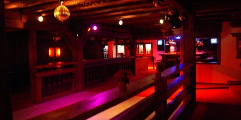 Gemütlich eingerichtete Bar mit Tanzfläche