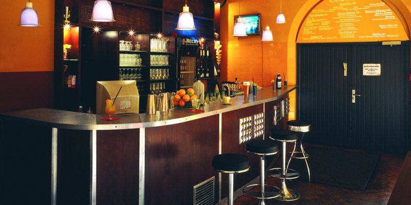 Industrie-Location mit drei Hallen und Cafe - Wohnzimmer Industrie-Location mit drei Hallen und Cafe - Wohnzimmer