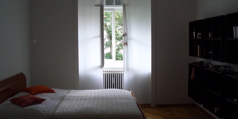 Art Nouveau building with stucco, wood flooring, 3 balk.