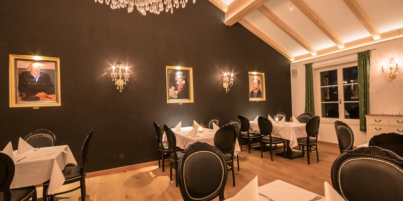 Restaurant mit Saal und Panoramaterrasse