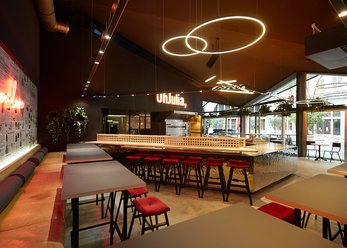 Location in mix modern/vintage with cooking island