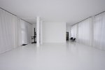 Weißes Mietstudio und Showroom