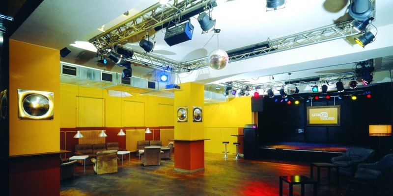 Industrie-Location mit drei Hallen und Cafe Industrie-Location mit drei Hallen und Cafe