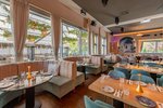 Kymata Modern - Lichtdurchfluteter Restaurantbereich im Kymata Modern – stilvolles Ambiente für Firmenfeiern in München.