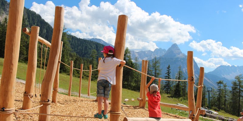 Moderne Almhütte am Fuße der Zugspitze  - Holz-Entdeckerspielplatz an der Gamsalm in Sichtweite der Terrasse 