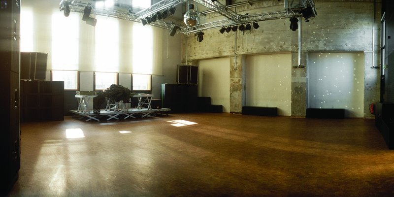 Industrie-Location mit drei Hallen und Cafe - Kleine Halle Industrie-Location mit drei Hallen und Cafe - Kleine Halle