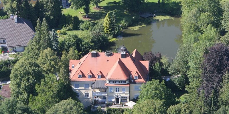 Altes Schloß im Grünen nahe Starnberger See