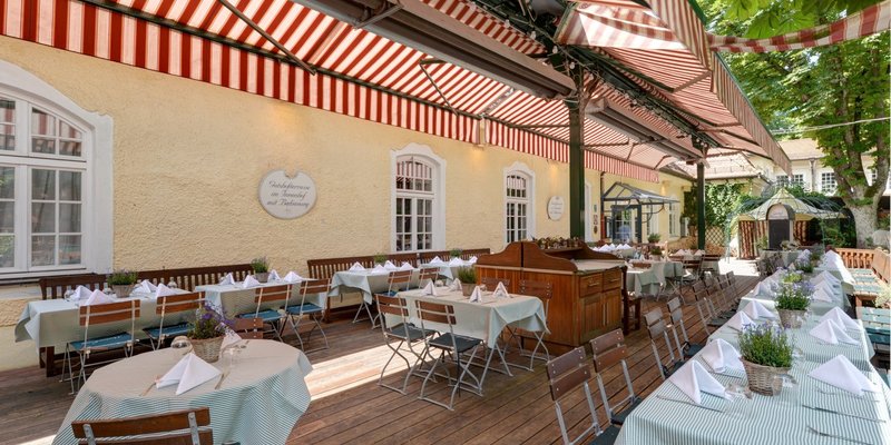 Gutshof mit Gewölbekeller, Saal und Innenhof