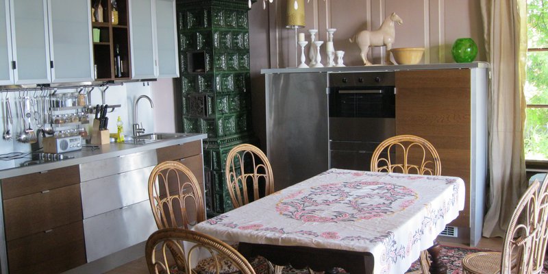 Landhaus mit Festzelt am Starnberger See - Wohnzimmer mit Kücheneinrichtung