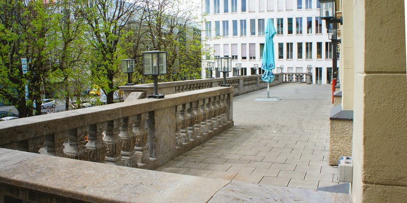 Traditions-Location mit großem Saal und Bar