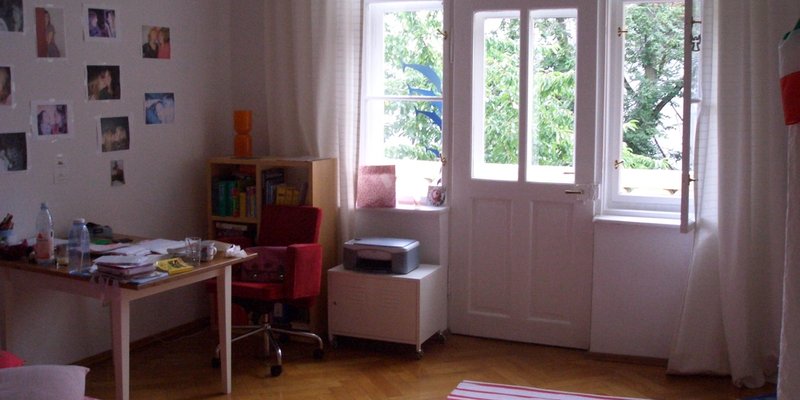Art Nouveau building with stucco, wood flooring, 3 balk.