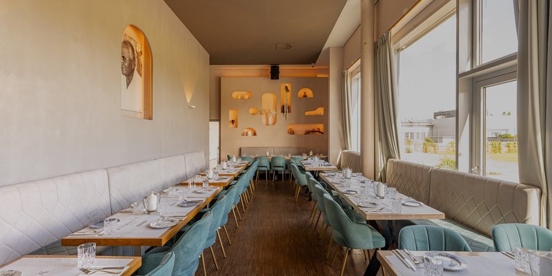Kymata Modern - Separater Restaurantbereich mit langer Tafel für Gruppen, Business Dinner und private Feiern.