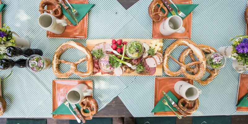 Gutshof mit Gewölbekeller, Saal und Innenhof