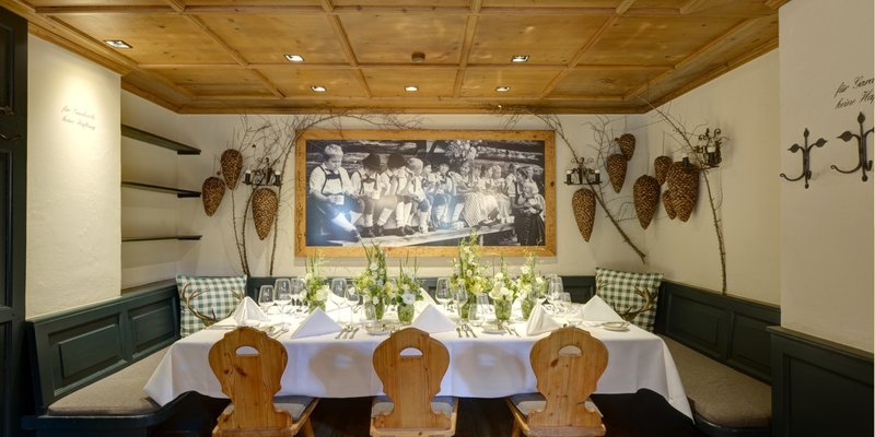 Gutshof mit Gewölbekeller, Saal und Innenhof