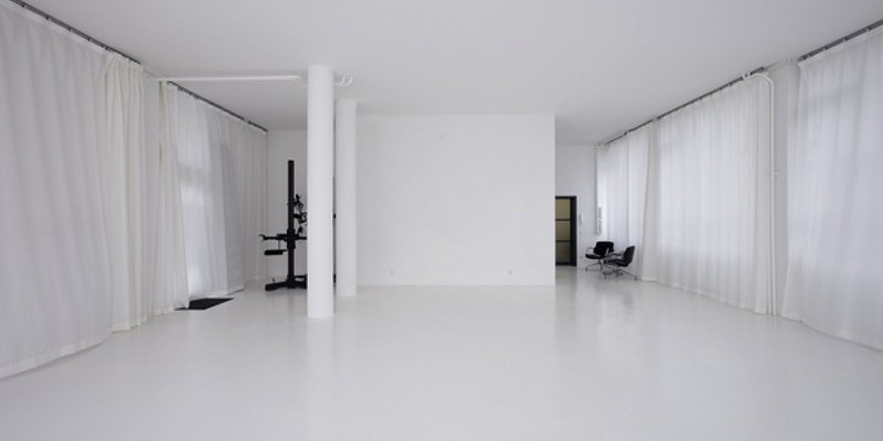 Weißes Mietstudio und Showroom
