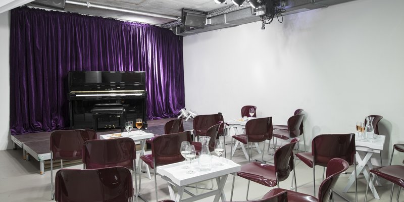 Hofspielhaus, right in the Centre