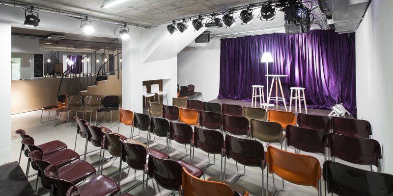 Hofspielhaus, right in the Centre