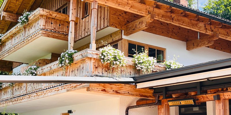 Alm mit Blick auf Berchtesgaden und Berge