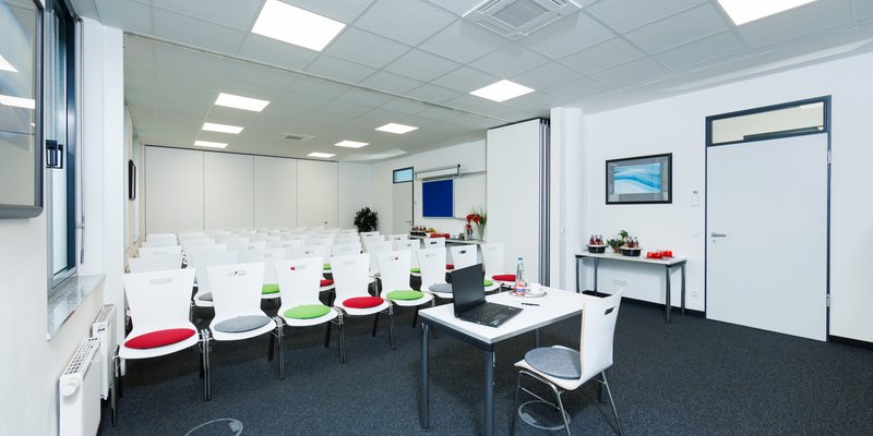 Die besondere Location: ecos work spaces München - Konferenzraum Oslo in Kinobestuhlung als Raum für Vorträge, Versammlungen, Seminare und vieles mehr Die besondere Location: ecos work spaces München - Konferenzraum Oslo in Kinobestuhlung als Raum für Vorträge, Versammlungen, Seminare und vieles mehr