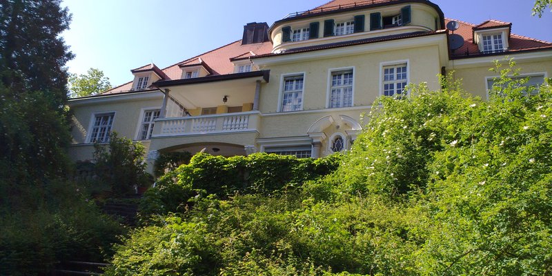 Altes Schloß im Grünen nahe Starnberger See