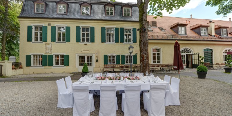 Gutshof mit Gewölbekeller, Saal und Innenhof