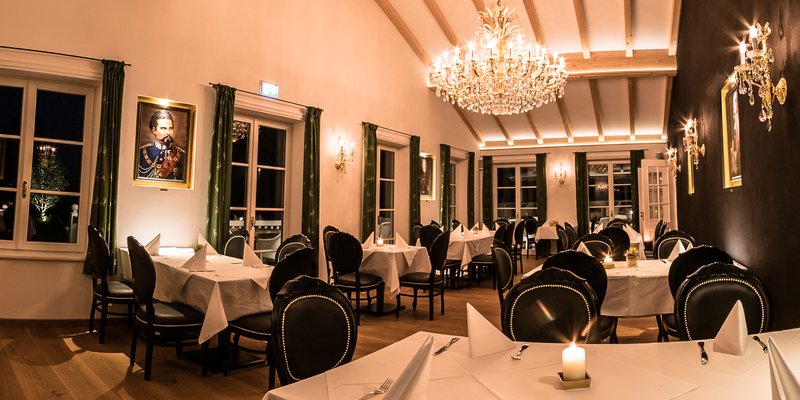 Restaurant mit Saal und Panoramaterrasse