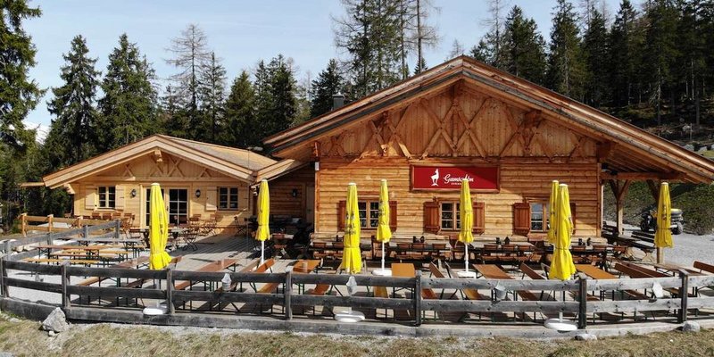 Moderne Almhütte am Fuße der Zugspitze  - Beide Hütten Außenansicht 