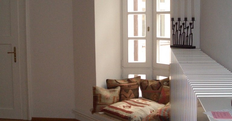 Art Nouveau building with stucco, wood flooring, 3 balk.