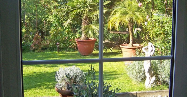 Semi-detached house with southern flair