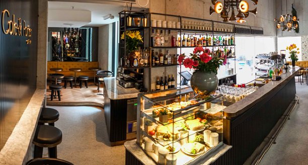 Stylische Bar mit großer Terrasse, zentral