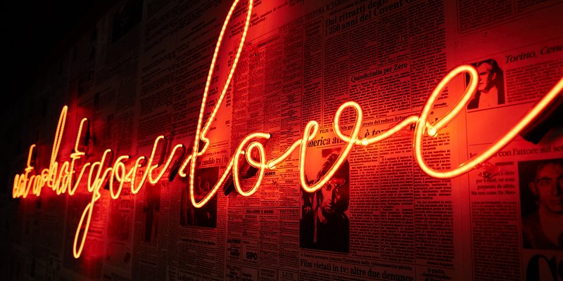 LOCATION gleich am Ausgang der S-Bahn/U-Bahn 