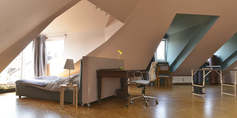 Loft im DG mit Kamin und Designklassikern