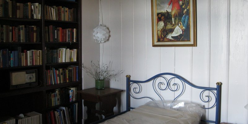 Landhaus mit Festzelt am Starnberger See - Mittlerer Bibliothekraum mit Bett